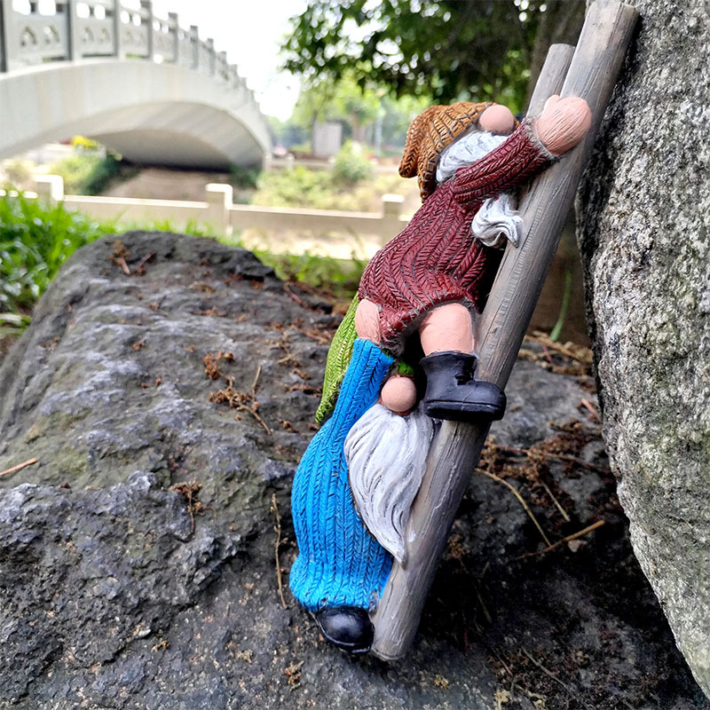 Gyantából készült kobold figura mászó lépcsőkkel, rajzfilmszerű stílusú kertdekoráció — Modell H-22, Q-glory Quanrong