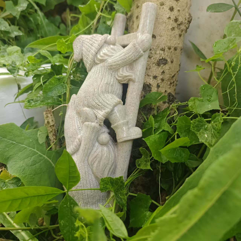 Gyantából készült kobold figura mászó lépcsőkkel, rajzfilmszerű stílusú kertdekoráció — Modell H-22, Q-glory Quanrong