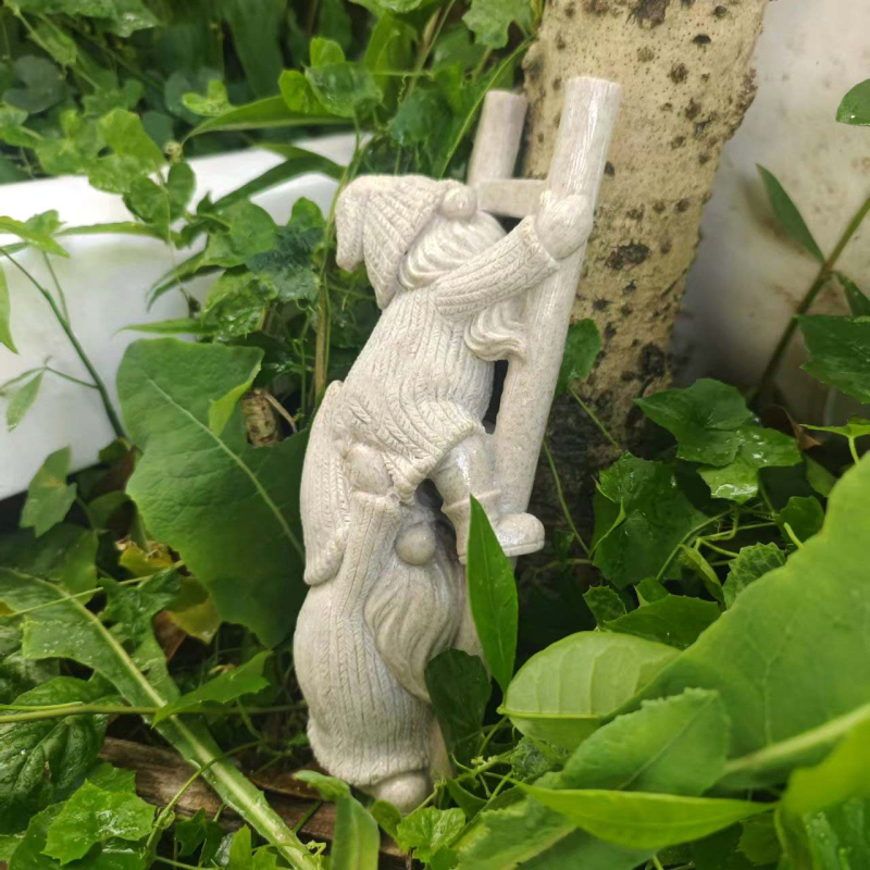 Gyantából készült kobold figura mászó lépcsőkkel, rajzfilmszerű stílusú kertdekoráció — Modell H-22, Q-glory Quanrong