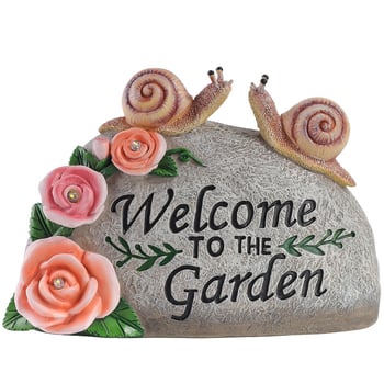 Gyanta kültéri kert-dísz – csiga szobor kő talapzaton a kertben és a gyepen; Készítés: félig kézi és félig mechanikus; Nem ajándék; IP engedély nélkül