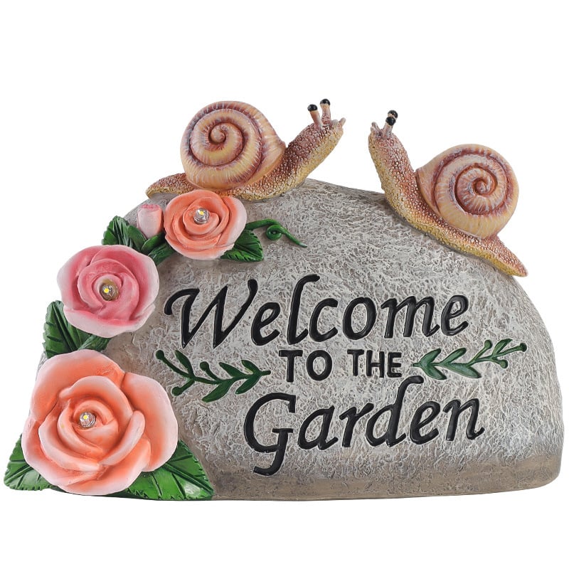 Gyanta kültéri kert-dísz – csiga szobor kő talapzaton a kertben és a gyepen; Készítés: félig kézi és félig mechanikus; Nem ajándék; IP engedély nélkül