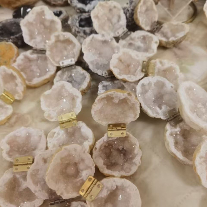 Geode κουτί κοσμημάτων με μαροκινού εσωτερικό, εμφάνιση ακατέργαστου λίθου, χειροποίητα κρυσταλλικά διακοσμήματα