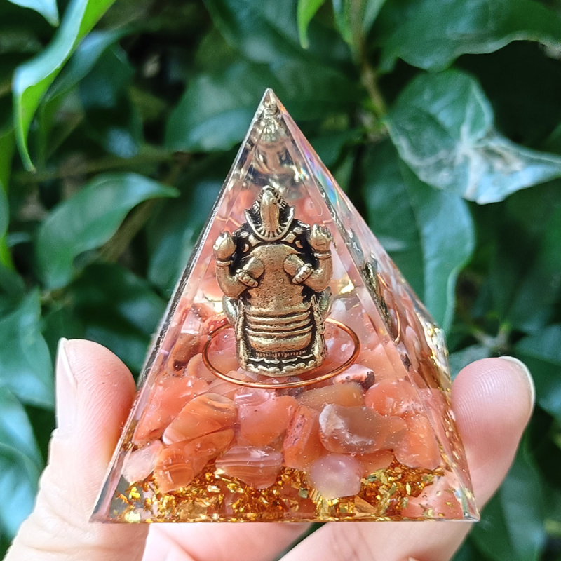 Γκανέσα κρυστάλλινη πυραμίδα διακοσμητικό από ρητίνη, χειροποίητο για οικιακή και επαγγελματική διακόσμηση — Υλικά: κρύσταλλο, ρητίνη; Γεωμετρικό σχήμα πυραμίδας; Χειροποίητο; Ιδανικό δώρο για γιορτές, μετακόμιση και πάρτι
