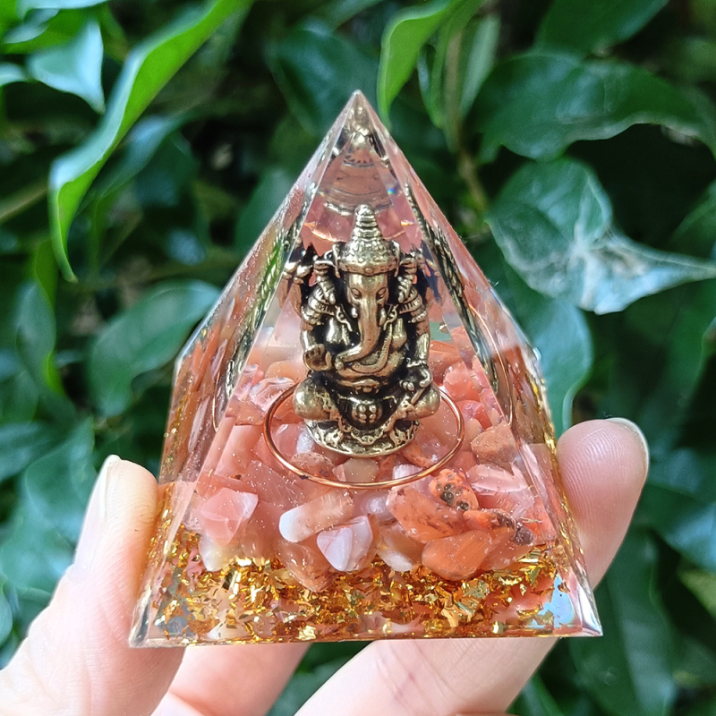 Γκανέσα κρυστάλλινη πυραμίδα διακοσμητικό από ρητίνη, χειροποίητο για οικιακή και επαγγελματική διακόσμηση — Υλικά: κρύσταλλο, ρητίνη; Γεωμετρικό σχήμα πυραμίδας; Χειροποίητο; Ιδανικό δώρο για γιορτές, μετακόμιση και πάρτι