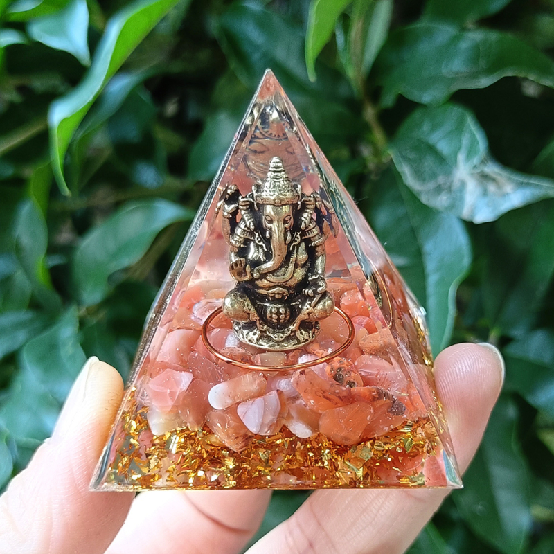 Γκανέσα κρυστάλλινη πυραμίδα διακοσμητικό από ρητίνη, χειροποίητο για οικιακή και επαγγελματική διακόσμηση — Υλικά: κρύσταλλο, ρητίνη; Γεωμετρικό σχήμα πυραμίδας; Χειροποίητο; Ιδανικό δώρο για γιορτές, μετακόμιση και πάρτι