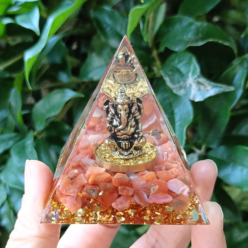 Γκανέσα κρυστάλλινη πυραμίδα διακοσμητικό από ρητίνη, χειροποίητο για οικιακή και επαγγελματική διακόσμηση — Υλικά: κρύσταλλο, ρητίνη; Γεωμετρικό σχήμα πυραμίδας; Χειροποίητο; Ιδανικό δώρο για γιορτές, μετακόμιση και πάρτι