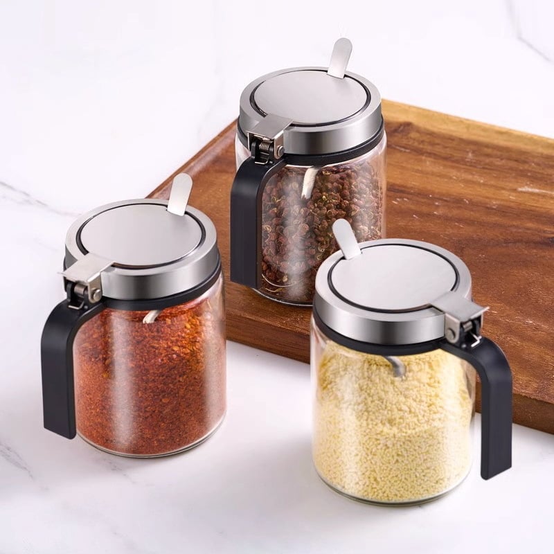 Staklena posuda za začine s opružnim poklopcem od nehrđajućeg čelika, vlagootporna, s držačem i malom žličicom, za čvrste začine