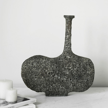 Teáskanna alakú díszfigura kőhatású textúrával és öregedő felülettel, modern művészeti stílus, kompozit anyag, félig kézi és félig gépi kivitel