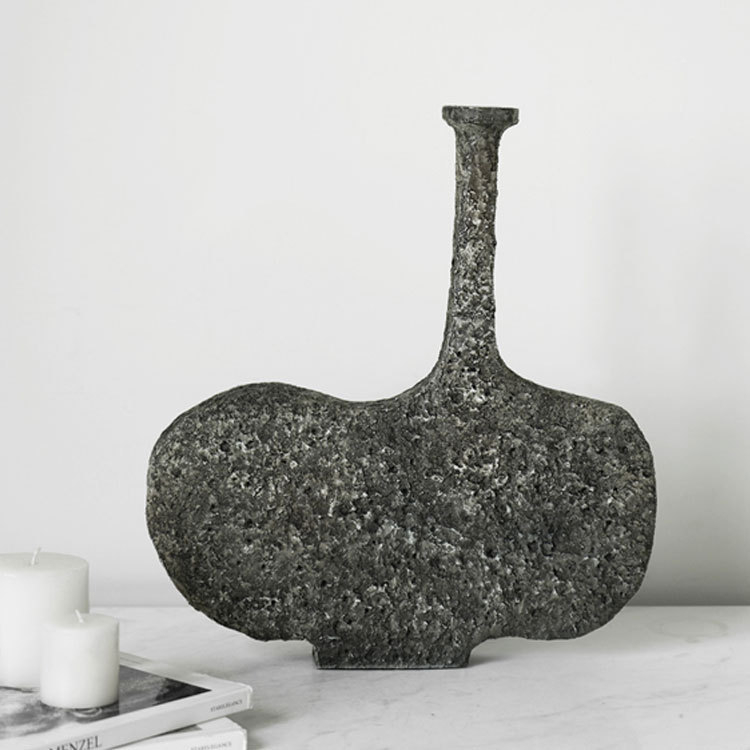 Teáskanna alakú díszfigura kőhatású textúrával és öregedő felülettel, modern művészeti stílus, kompozit anyag, félig kézi és félig gépi kivitel