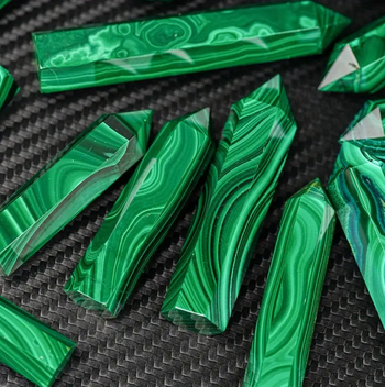 Asztali dísz kristályos oszlop — szintetikus kristály, hatszögletű oszlop éles csúccsal, asztali dekoráció, PP zacskó csomagolás