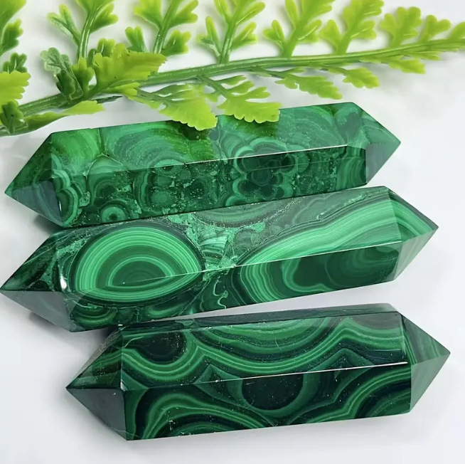 Asztali dísz kristályos oszlop — szintetikus kristály, hatszögletű oszlop éles csúccsal, asztali dekoráció, PP zacskó csomagolás