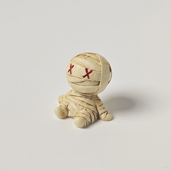 Gyanta Halloween asztali dísz: rajzfilmszerű múmia és szellem; Anyag: gyanta; Stílus: rajzfilm; Ajándék: születésnap; Ünnepek: Karácsony