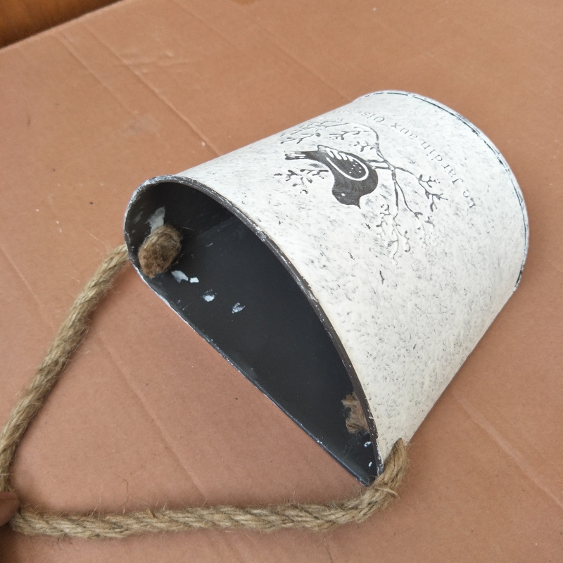 Material: Fier forjat; Galeata pentru perete pentru flori și coș suspendat – decor de perete pentru grădină și balcon, stil pastoral; durabil, nu se deformează ușor, economisește apă și rezistent la secetă