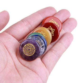 Joga kamen ukras – prirodno poludrago kamenje, okrugli izrezbaren oblik, dekor Reiki Rune