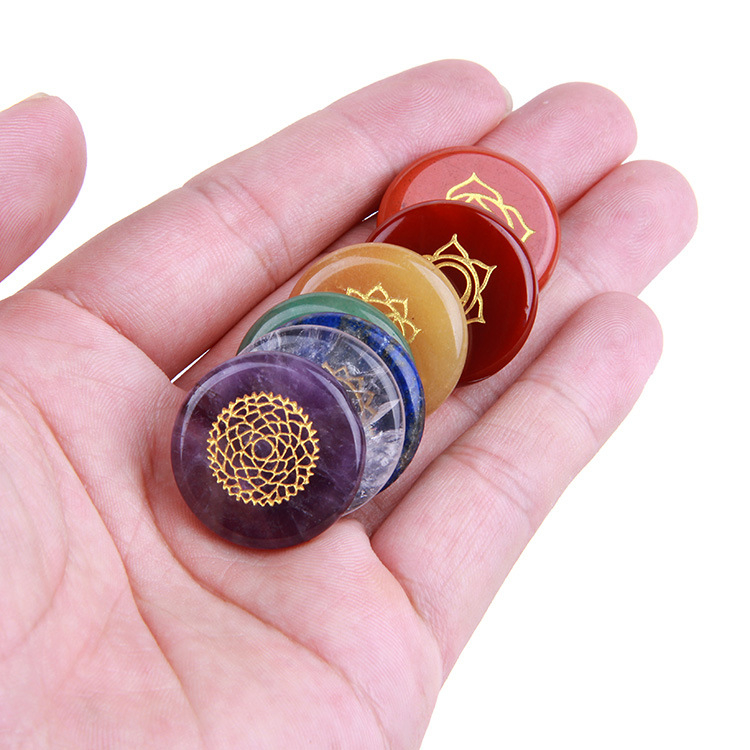 Joga kamen ukras – prirodno poludrago kamenje, okrugli izrezbaren oblik, dekor Reiki Rune