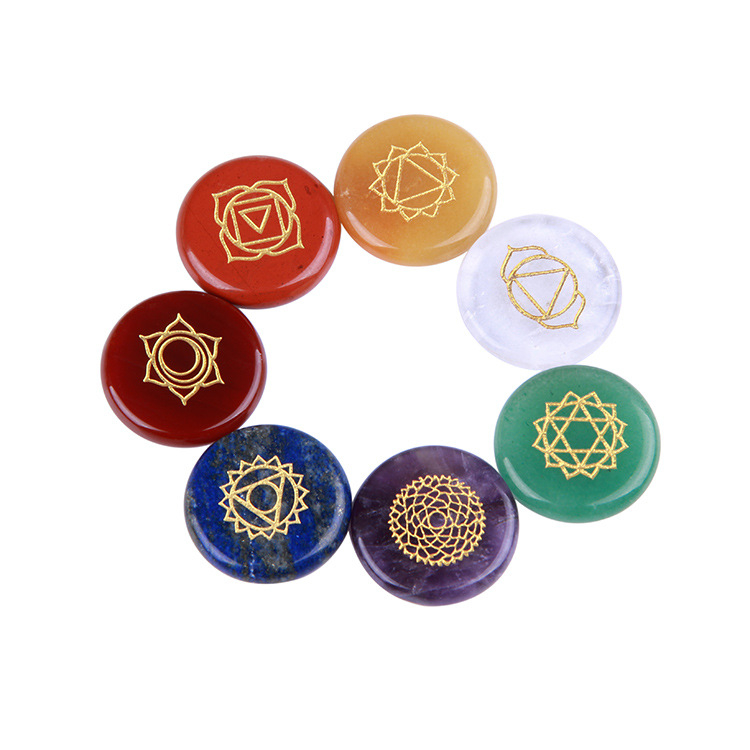 Joga kamen ukras – prirodno poludrago kamenje, okrugli izrezbaren oblik, dekor Reiki Rune