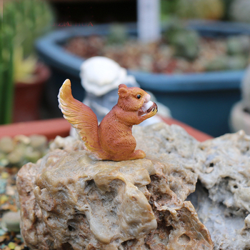 Vrtne ukrasne skulpture od smole – vjeverica, kokoš, žaba; Marka Zhuo Hua; Materijal: sintetička smola; Stil: pastoral