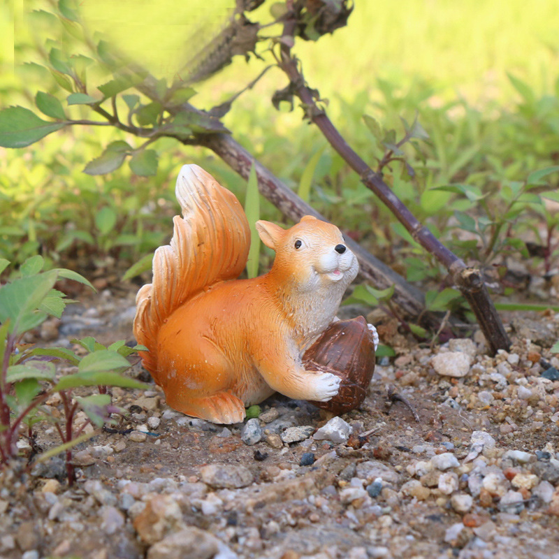 Vrtne ukrasne skulpture od smole – vjeverica, kokoš, žaba; Marka Zhuo Hua; Materijal: sintetička smola; Stil: pastoral
