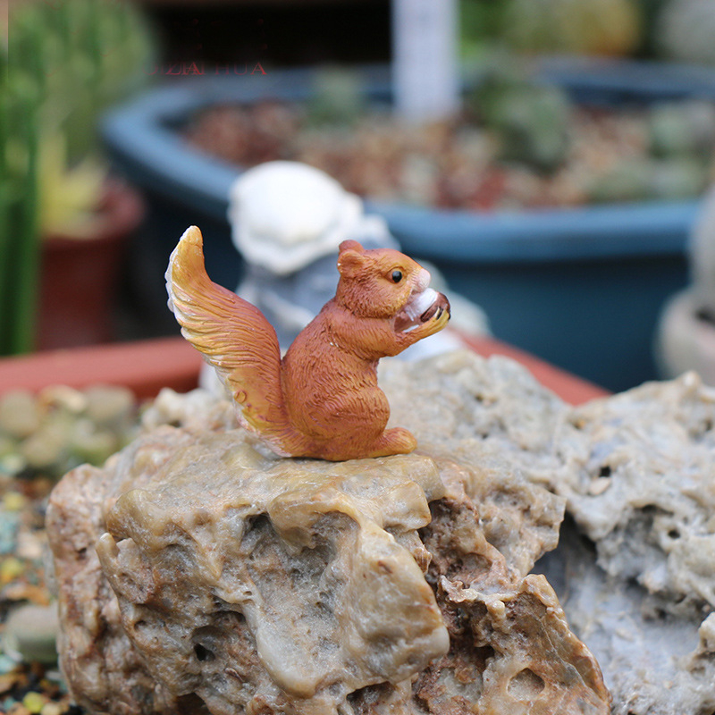 Vrtne ukrasne skulpture od smole – vjeverica, kokoš, žaba; Marka Zhuo Hua; Materijal: sintetička smola; Stil: pastoral