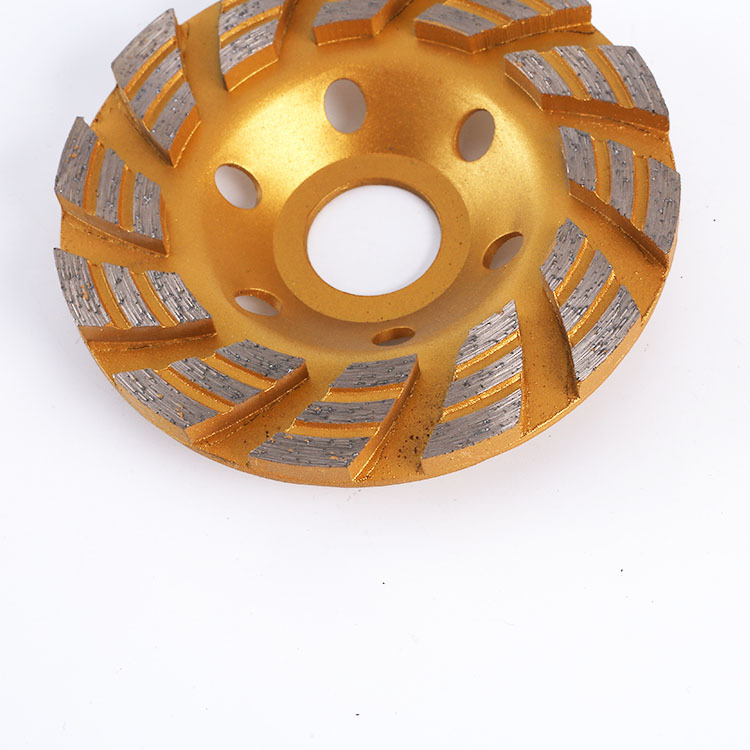 Dijamantni disk za kutnu brusilicu, za obradu betona, cementnih podova, zidova i marmora; sinteriziran