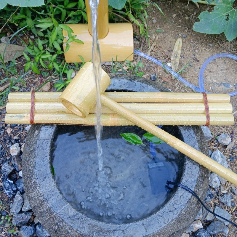 Εξωτερικό διακοσμητικό από μπαμπού με ροή νερού, ιαπωνικού στυλ για αυλή