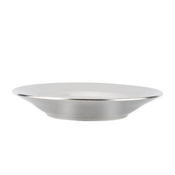 Επίπετο πιάτο από καθαρό τιτάνιο, στρογγυλό, μονοκόμματη μορφοποιημένη επιφάνεια, σύγχρονο μινιμαλιστικό στυλ, μονόχρωμος σχεδιασμός