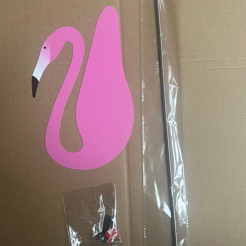 Vrtna dekoracija s flamingom – metal, moderan dizajn, pogodna za dvorište