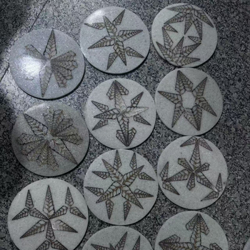 Prirodni kristalni amonitni disk – podmetač za čaj i Feng shui ukras s kompasom
