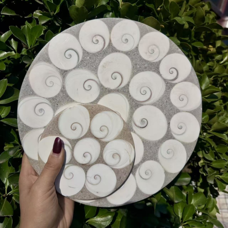 Prirodni kristalni amonitni disk – podmetač za čaj i Feng shui ukras s kompasom