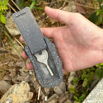 Skrivena kutija za ključeve u kamenom izgledu uz ulazna vrata – zaštita od gubitka, vanjska dekoracija, plastika i smola