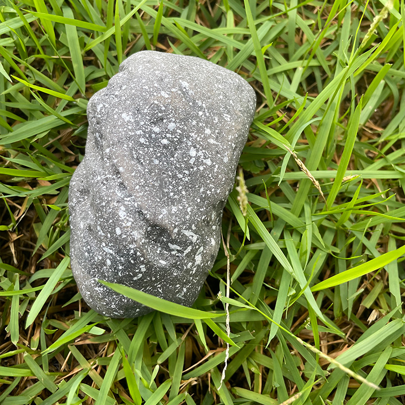 Skrivena kutija za ključeve u kamenom izgledu uz ulazna vrata – zaštita od gubitka, vanjska dekoracija, plastika i smola