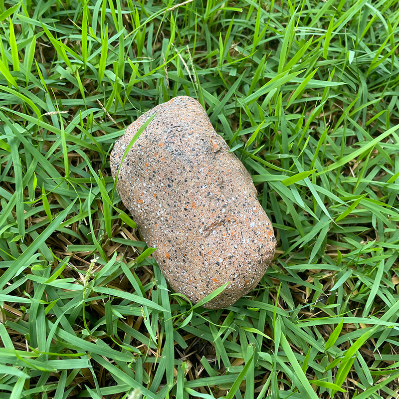 Skrivena kutija za ključeve u kamenom izgledu uz ulazna vrata – zaštita od gubitka, vanjska dekoracija, plastika i smola