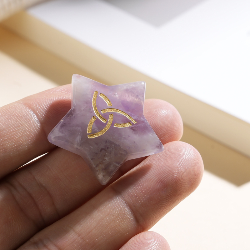 Kristalni ukras s petokrakom zvijezdom i irskim keltskim čvorom – Materijali: Ametist, Kvarc, Obsidijan, Cherry Blossom Agate; Graviranje i poliranje; Oblik: petokraka zvijezda; Prikaz: ukrasi; Prilagodba: dostupna