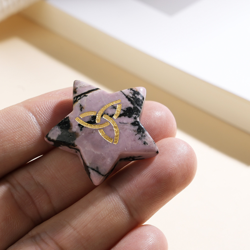 Kristalni ukras s petokrakom zvijezdom i irskim keltskim čvorom – Materijali: Ametist, Kvarc, Obsidijan, Cherry Blossom Agate; Graviranje i poliranje; Oblik: petokraka zvijezda; Prikaz: ukrasi; Prilagodba: dostupna