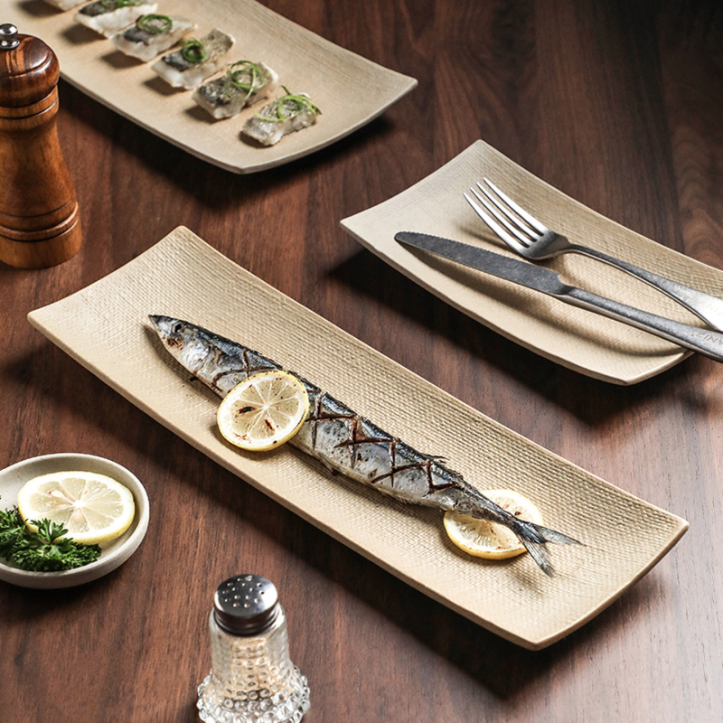 Ne-glazirani keramički pravokutni tanjur za sushi i posluživanje; mikrovalna sigurna; jednobojni uzorak; površina s izgledom starinske keramike; mogućnost prilagođenog logotipa.