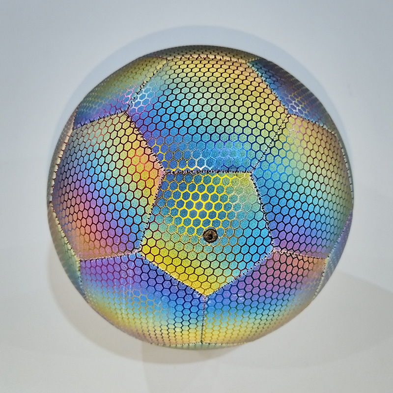 Futbolska lopta No.5 od PU, šivana strojem, reflektivna površina, pogodna za treninge i utakmice nogometa, košarke i odbojke.