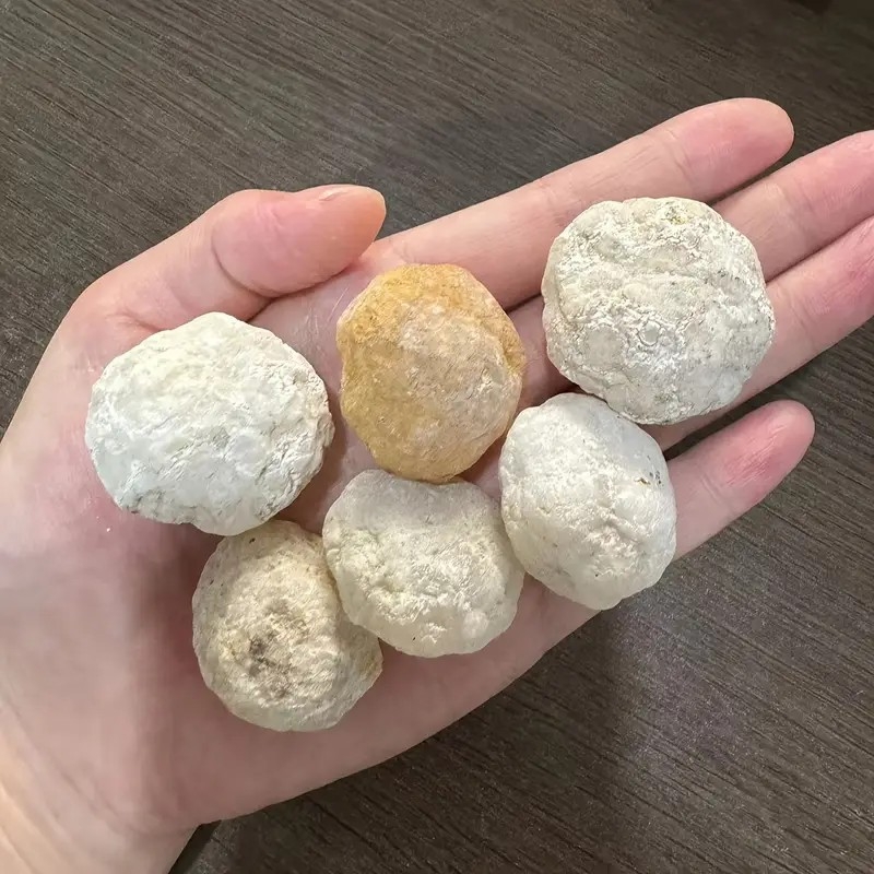 Kristalna geoda ukras - ahatna špilja, kristalni sirovi kamen