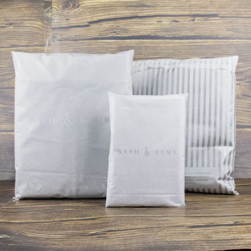 Egyedi PLA biodegradábilis ruházati csomagoló taszka, téglalap alakú, öntapadós zárás, vízálló, zárási hossz 1 cm, termékkód ZG 240523