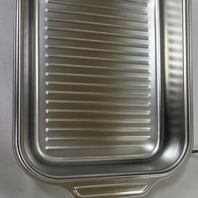 Rozsdamentes acél grill serpenyő fedővel, négyzet alakú, elektrolízis felületű, mikró kompatibilis, logó nyomtatás és testreszabás elérhető