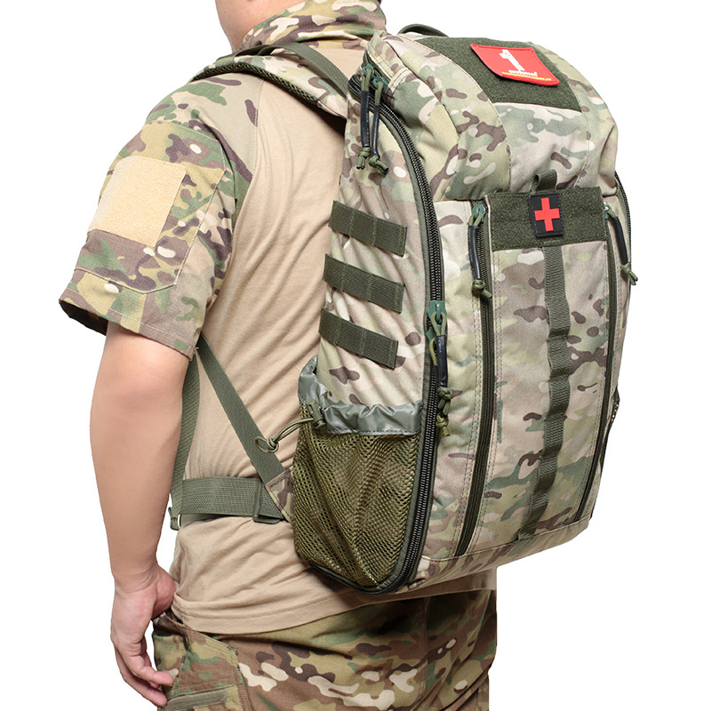 Rucsac tactico-medical pentru activități în aer liber, cu capacitate mare; material Oxford respirabil, rezistent la uzură; bretele de umăr curbate.