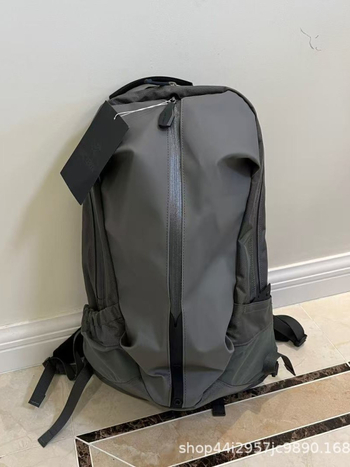 Unisex nylon outdoor ruksak s zaštitom kralježnice, kapacitet 20–35 L, kompatibilan s 15-inčnim laptopom, zakrivljene naramenice