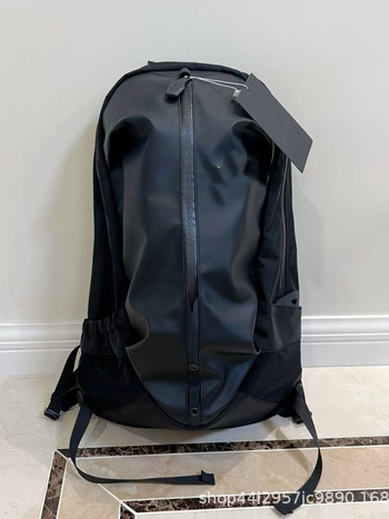 Unisex nylon outdoor ruksak s zaštitom kralježnice, kapacitet 20–35 L, kompatibilan s 15-inčnim laptopom, zakrivljene naramenice