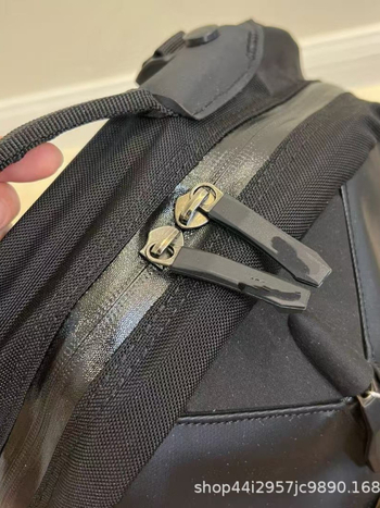 Unisex nylon outdoor ruksak s zaštitom kralježnice, kapacitet 20–35 L, kompatibilan s 15-inčnim laptopom, zakrivljene naramenice