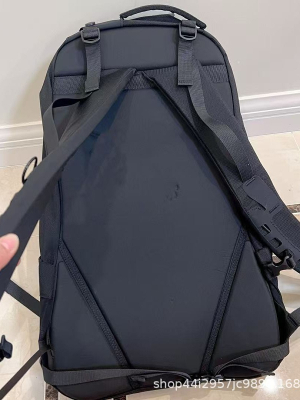 Unisex nylon outdoor ruksak s zaštitom kralježnice, kapacitet 20–35 L, kompatibilan s 15-inčnim laptopom, zakrivljene naramenice