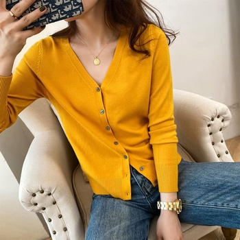 Дамски трикотажен кардиган с V-образно деколте, дълги ръкави, свободен силует, еднотонен модел, зима 2022.