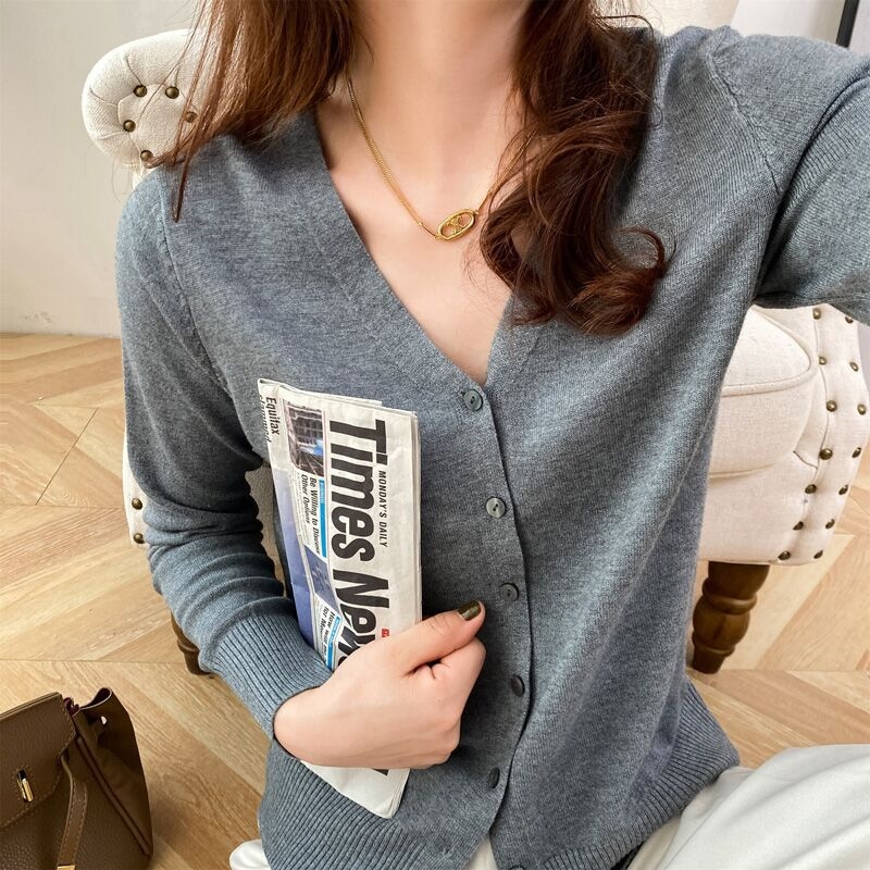 Дамски трикотажен кардиган с V-образно деколте, дълги ръкави, свободен силует, еднотонен модел, зима 2022.