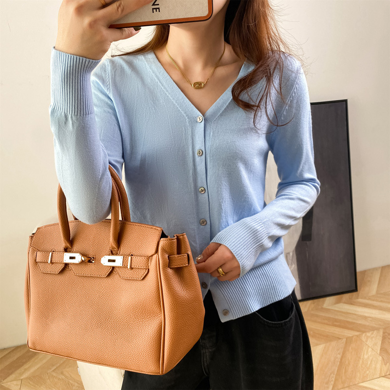 Дамски трикотажен кардиган с V-образно деколте, дълги ръкави, свободен силует, еднотонен модел, зима 2022.