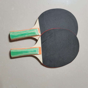 Set od dvije drvene rekete za stolni tenis s ljepljivom gumom, horizontalni udar