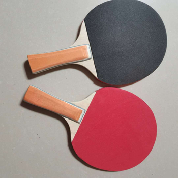 Set od dvije drvene rekete za stolni tenis s ljepljivom gumom, horizontalni udar