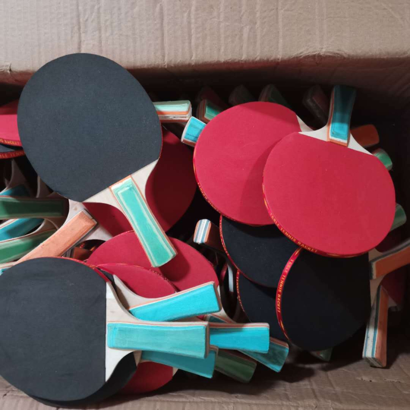 Set od dvije drvene rekete za stolni tenis s ljepljivom gumom, horizontalni udar